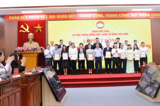Vinataba ủng hộ 500 triệu đồng, hỗ trợ làm nhà Đại đoàn kết cho người nghèo tỉnh Điện Biên