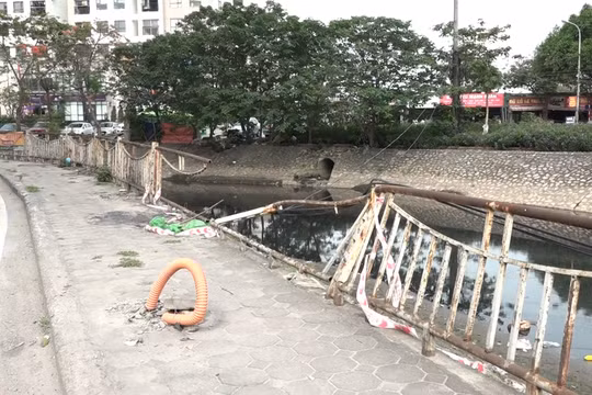 Hà Nội: Lan can tại nhiều bờ sông xuống cấp nghiêm trọng gây nguy hiểm cho người dân