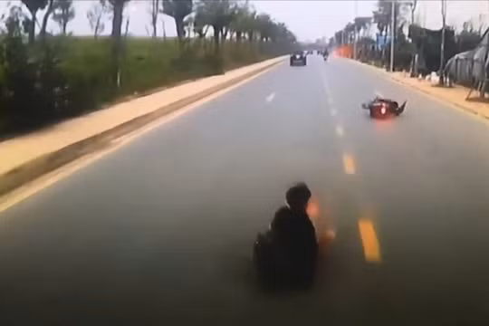 Nam thanh niên lạng lách đánh võng, tự mình gây tai nạn và ngã đầu xe ô tô
