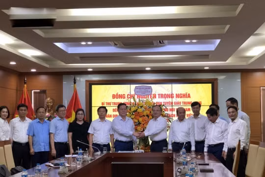 Trưởng Ban Tuyên giáo Trung ương Nguyễn Trọng Nghĩa chúc mừng các cơ quan báo chí và nhà báo lão thành