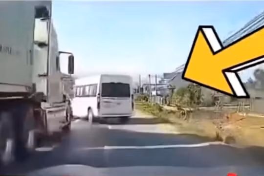 Xe container phanh "cháy lốp", khi ô tô 16 chỗ đi vào "điểm mù"