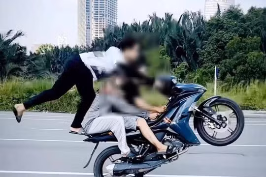 Diễn xiếc trên xe máy, nhóm thanh niên bị triệu tập