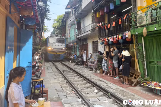Ngành đường sắt đề nghị giải tỏa tụ điểm cà phê đường tàu
