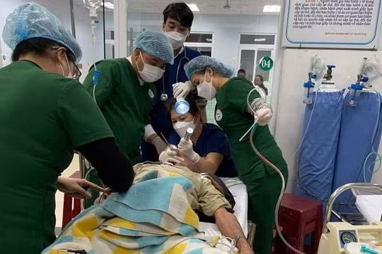 Sặc khi ăn lòng lợn, một người đàn ông suýt tử vong