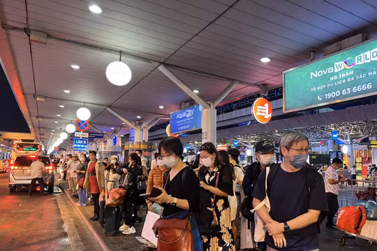 Giá tăng đột biến, khách vẫn khó đặt taxi từ sân bay, bến xe