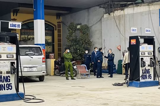 Một cửa hàng xăng dầu tại Hà Nội dùng giấy chứng nhận hết hạn