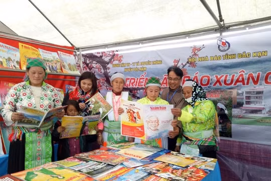 Đưa báo Xuân tới vùng cao Bắc Kạn
