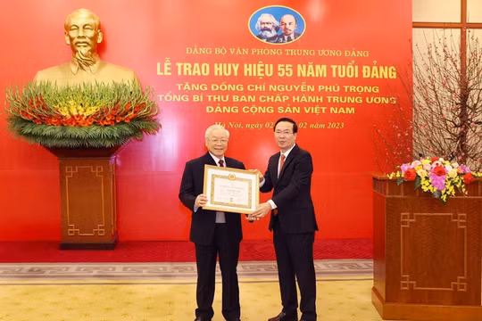 Trao Huy hiệu 55 năm tuổi Đảng tặng Tổng Bí thư Nguyễn Phú Trọng