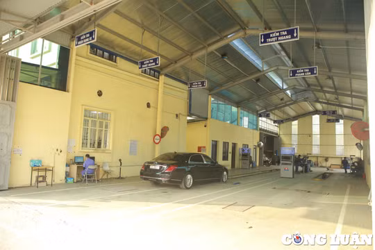 Hà Nội: Trung tâm đăng kiểm vắng vẻ bất ngờ, cả trạm chỉ có 1 xe vào kiểm định
