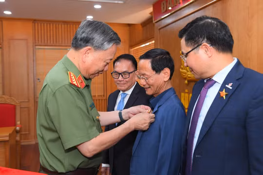 Chủ tịch HĐQT Tập đoàn GELEXIMCO vinh dự nhận Kỷ niệm chương “Bảo vệ an ninh Tổ quốc”