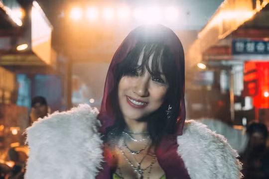 Lee Hyori tái xuất quyến rũ ở tuổi 44 trong MV Hoodie E Banbaji