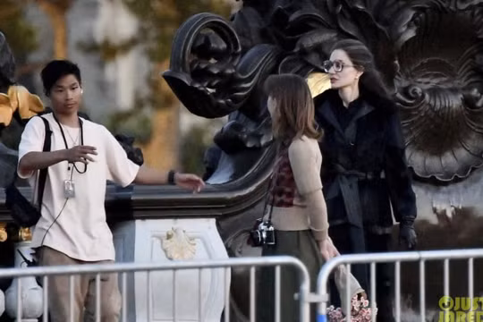 Pax Thiên hỗ trợ mẹ Angelina Jolie trên phim trường ở Paris