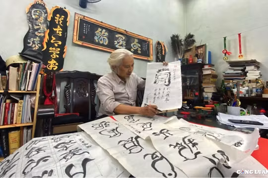 Nghệ nhân thư pháp Lê Thiên Lý và mối duyên sâu nặng với con chữ thánh hiền