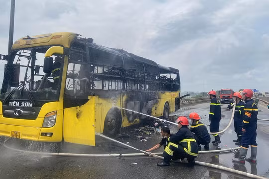 Thanh Hóa: Xe giường nằm bốc cháy, 40 hành khách tháo chạy