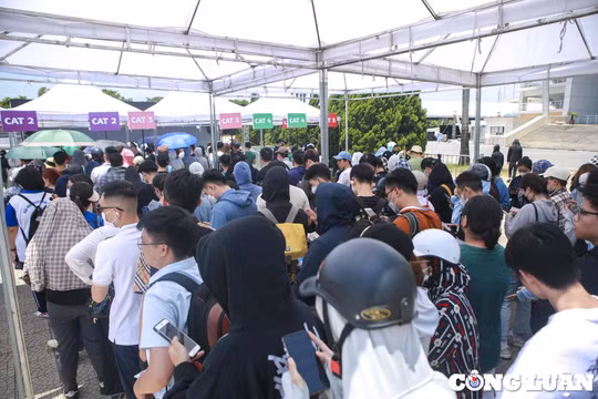 Hàng trăm người xếp hàng dưới nắng nóng gần 40 độ C để chờ đổi vòng xem show BlackPink