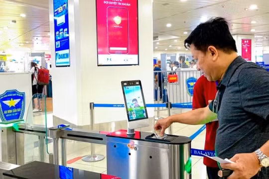Còn khó khăn khi ứng dụng tài khoản VNeID với hành khách làm thủ tục đi tàu bay