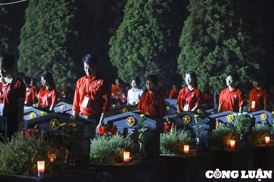 Hàng nghìn ánh nến được thắp sáng tưởng niệm các Anh hùng liệt sĩ
