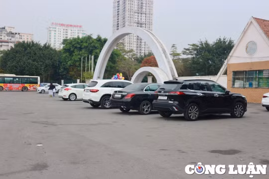 Hà Nội: Công viên Cầu Giấy xuống cấp, bị chiếm dụng làm bãi đỗ xe