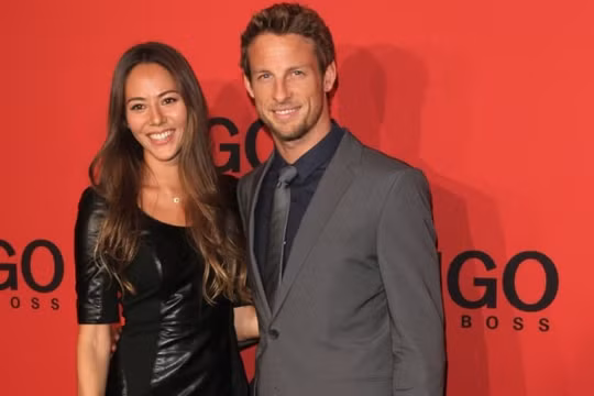 Người mẫu Jessica Michibata bị bắt vì hành lý mang chất cấm