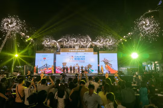 Gian hàng bia Hà Nội thu hút du khách tại Lễ hội Du lịch Hà Nội 2023