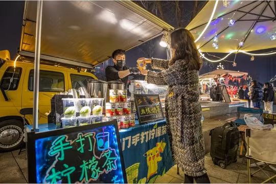 Trung Quốc: Người trẻ bỏ việc văn phòng để bán hàng rong