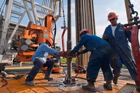 Nga, Arab Saudi đua nhau cắt giảm cung cấp dầu thô