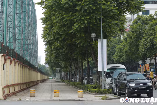 Nhiều ý kiến trái chiều về việc đặt trụ đá “di động” để ngăn ô tô dừng, đỗ trên vỉa hè