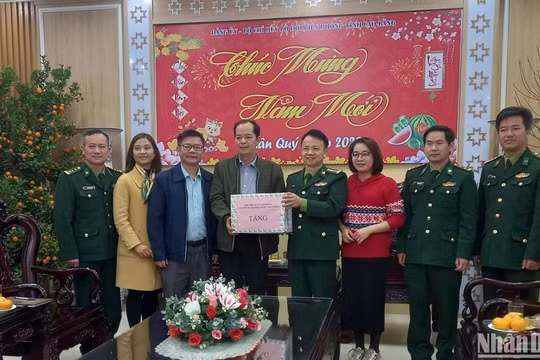 Hội Nhà báo tỉnh Cao Bằng trao tặng ấn phẩm báo Xuân đến Bộ đội Biên phòng tỉnh