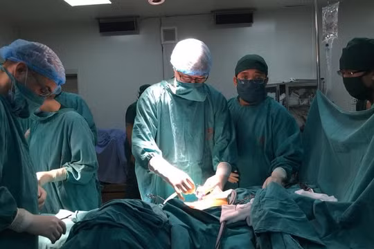Đại tiện ra máu tưởng bị bệnh trĩ, đi khám phát hiện ung thư