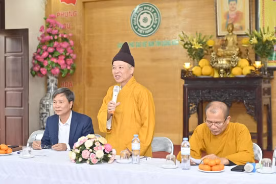 Hòa thượng Thích Thanh Quyết: ‘Nhét tiền vào tượng Phật, ban thờ, rất phản cảm'