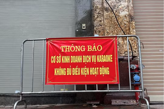 Hàng loạt quán karaoke vi phạm quy định phòng cháy bị lập rào chắn, treo biển cảnh báo