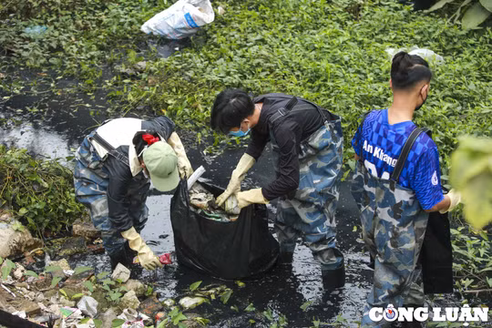 “Biệt đội xanh” ngâm mình trong dòng nước đen ngòm hàng giờ, lội bùn dọn rác