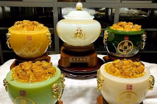 Cách chọn bát tụ bảo đặt bàn thờ Ông Địa Thần Tài theo bản mệnh