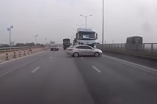 Xe đầu kéo chưa có biển số húc xe ô tô con xoay ngang trên cầu Thanh Trì