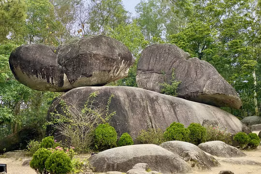 Hòn Trống Mái (Sầm Sơn, Thanh Hóa): 3 phiến đá, 1 câu chuyện