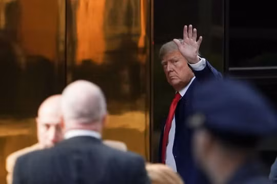 Ông Trump đến New York để đầu thú, phản đối việc phát sóng phiên tòa trên truyền hình