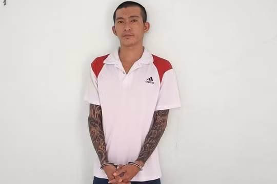Bắt tạm giam gã đàn ông chém trọng thương người bán tôm ngoài chợ vì ghen tuông