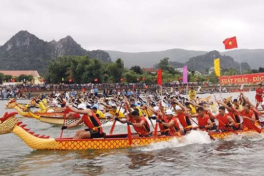 Sôi nổi giải đua thuyền truyền thống mừng ngày hội "Thống nhất non sông”