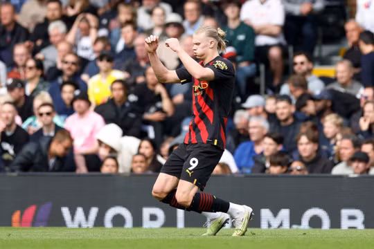 Man City chiếm ngôi đầu của Arsenal, Man United đánh bại Aston Villa