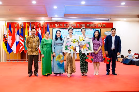 Hoa hậu Nguyễn Thanh Hà đẹp rạng ngời trong sự kiện giao lưu Thương mại quốc tế