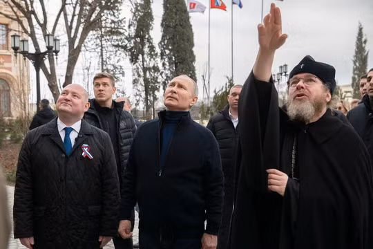 Tổng thống Nga Putin bất ngờ tới thăm Crimea