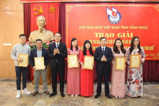 Trao giải Cuộc thi báo chí chủ đề “Bác Hồ với Vĩnh Phúc”