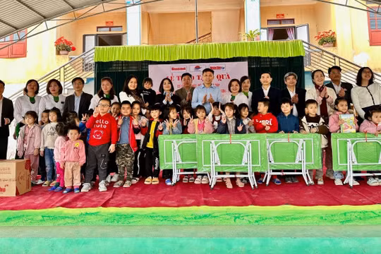 Báo Hànộimới trao quà cho giáo viên và học sinh có hoàn cảnh đặc biệt khó khăn