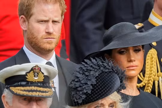 Hoàng tử Harry và Meghan bị yêu cầu từ bỏ tài sản Hoàng gia Anh