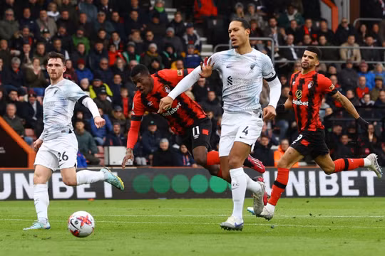 Salah đá hỏng 11m, Liverpool thua đội bét bảng Bournemouth