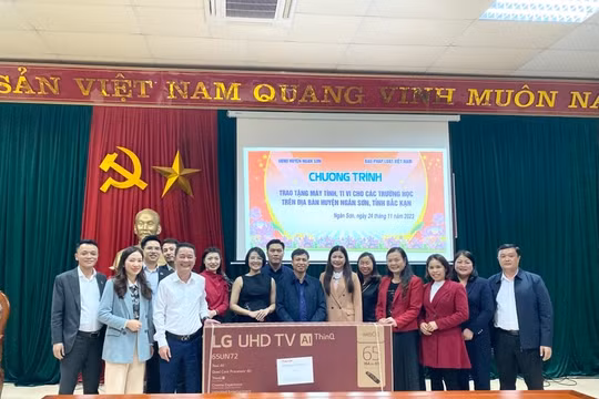 Báo Pháp luật Việt Nam trao quà cho các trường học huyện miền núi tỉnh Bắc Kạn