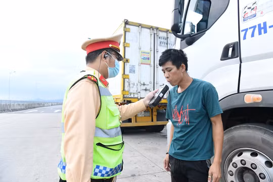 Bộ Công an ra quân xử lý hơn 6.000 trường hợp vi phạm về nồng độ cồn