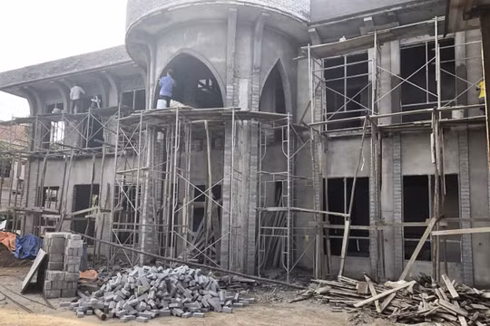 Ngang nhiên xây dựng công trình “khủng” không phép giữa trung tâm thành phố Huế!