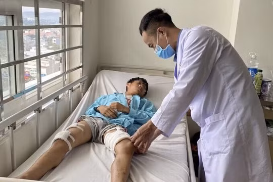 Pháo tự chế phát nổ, nam sinh lớp 6 bị găm 18 mảnh thủy tinh vào người