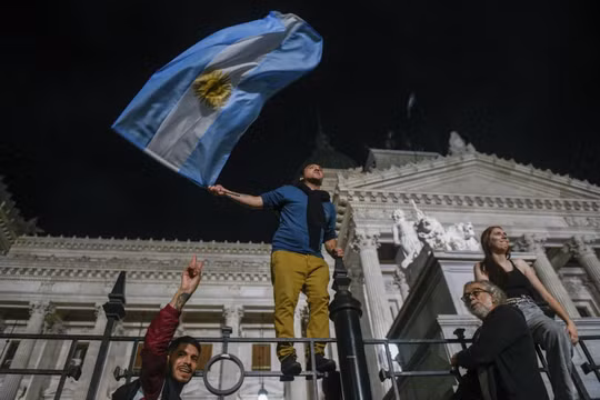 Tân Tổng thống Argentina sa thải 5.000 nhân viên chính phủ
